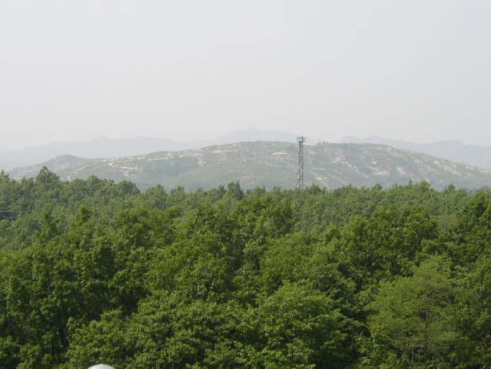 北朝鮮側の山（写真奥）